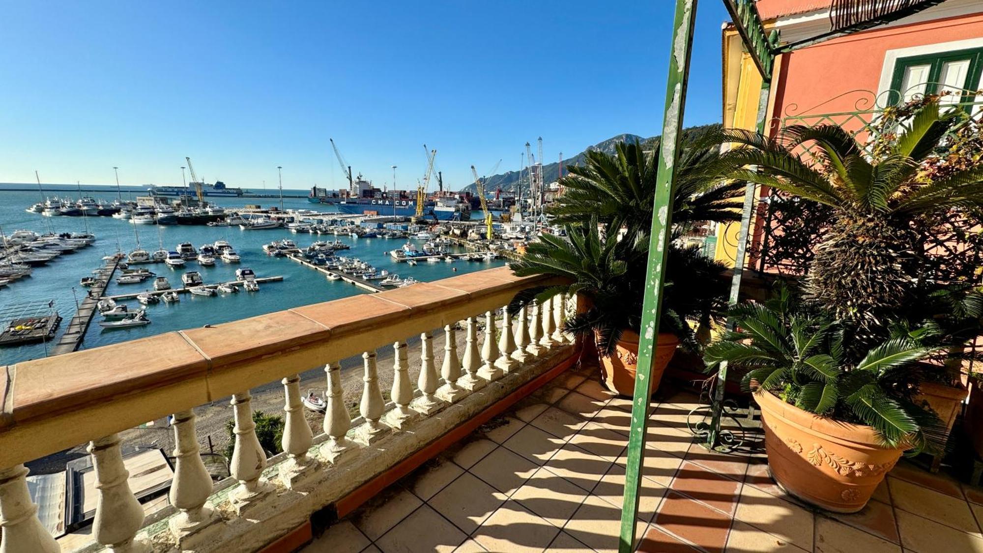 La Terrazza Sul Porto Apartment Salerno Exterior photo